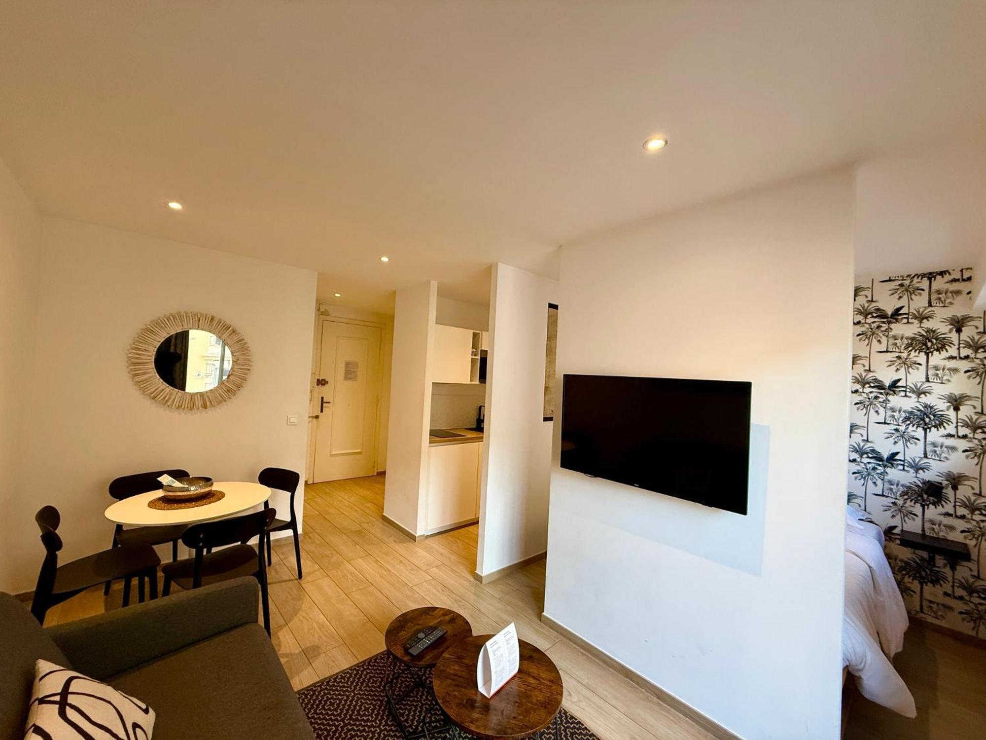 C001-beau Neuf Situe Au Centre Apartment *